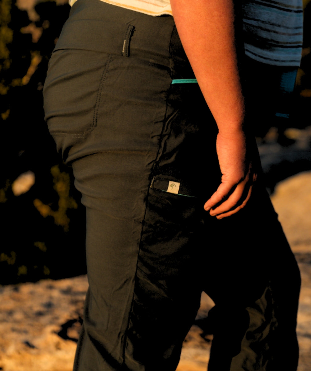 Alpine Parrot Ponderosa Hiking Pants River Fit Size US 24 / AU 28 Black